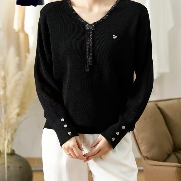 Women's V-Neck Sweater - Picture 3 of 7